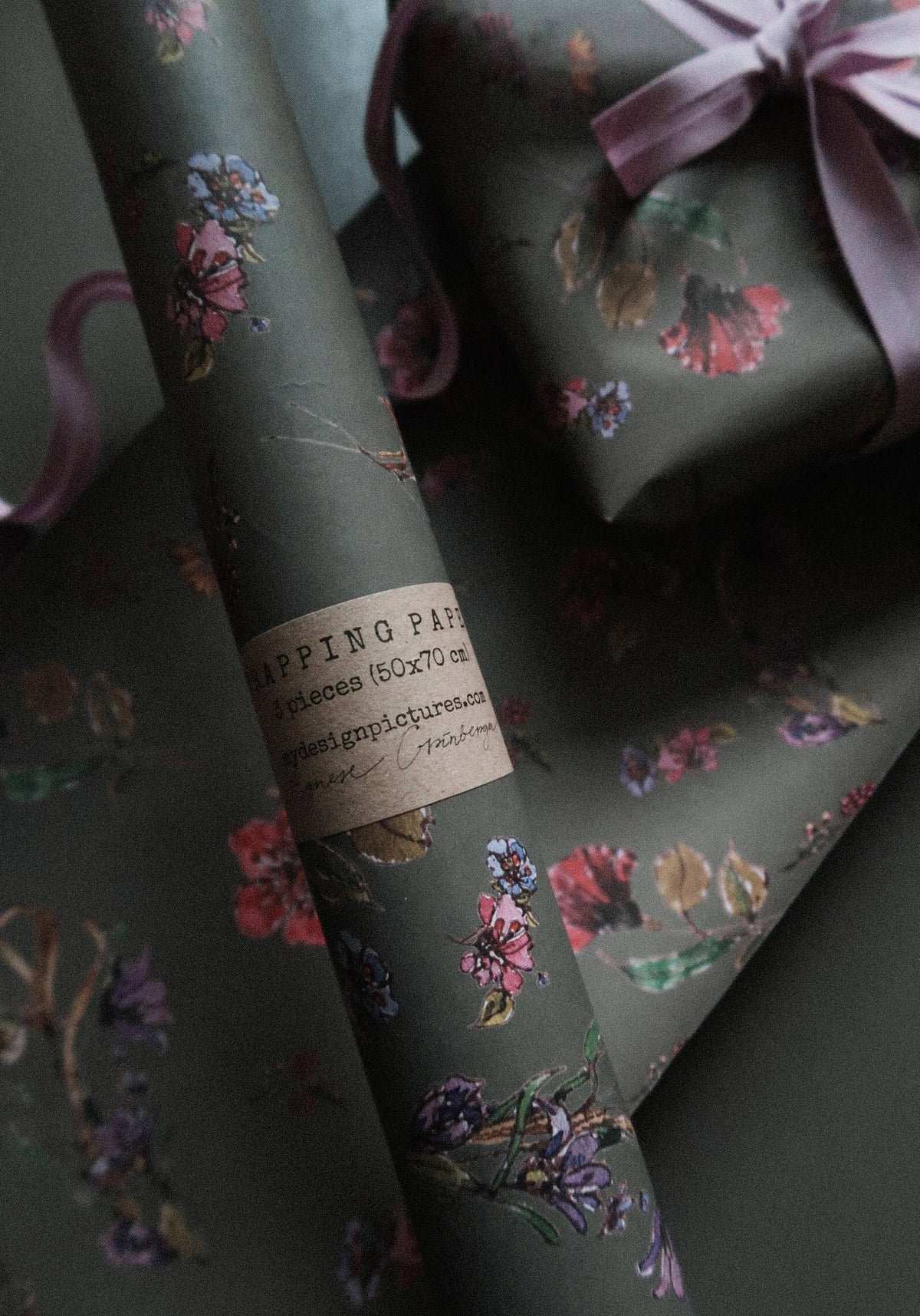 Set Of 3 Pieces Flowers on dark grey Wrapping Paper